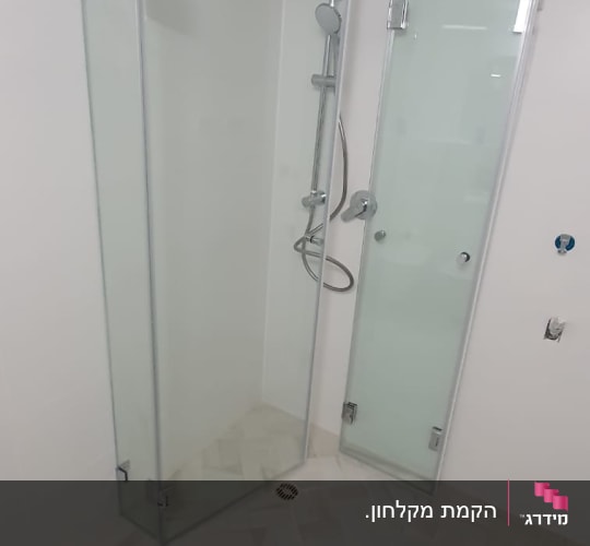מקלחון זכוכית פינתי שקוף עם דלתות ציר ומערכת רחצה